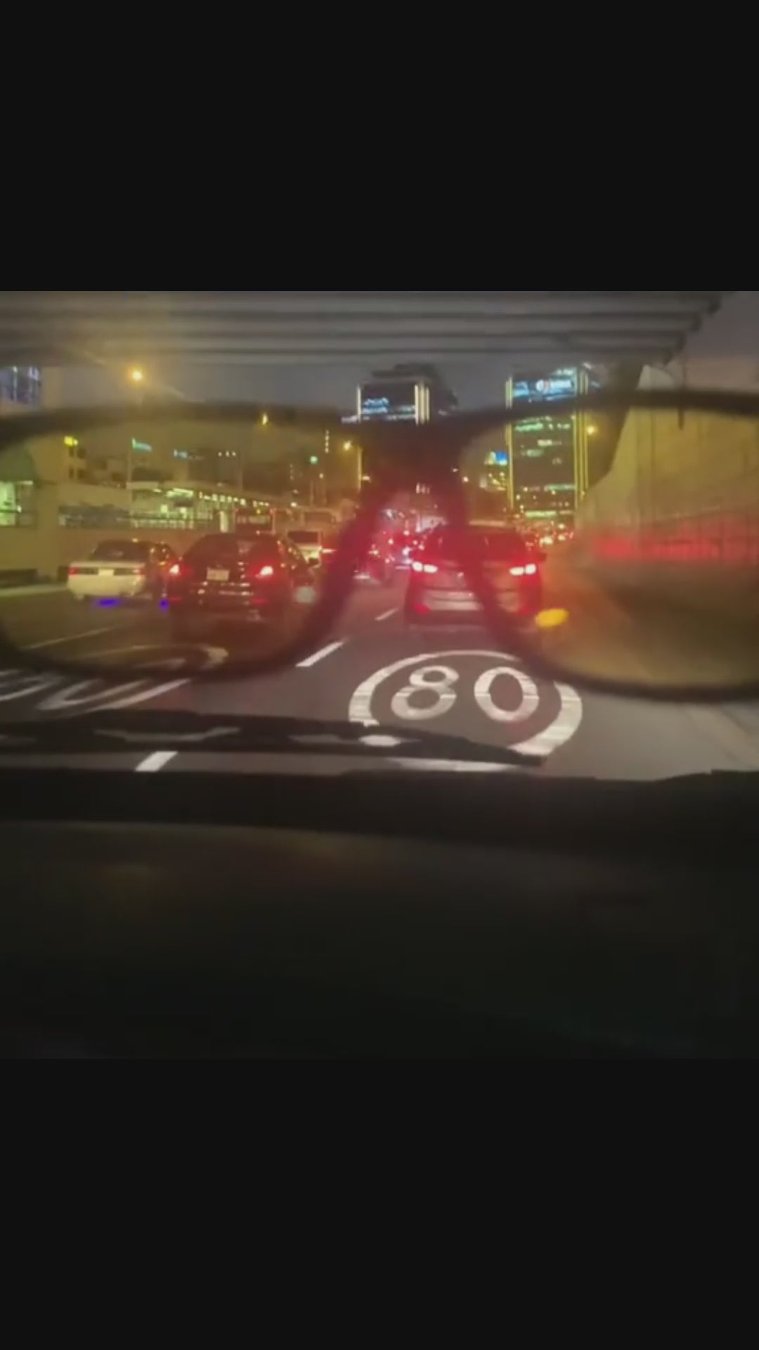 Cargar video: Lente polarizado HD con tecnología UV400. es ingeniería óptica. nuestros lentes pasan por un proceso de doble capa polarizada que filtra exactamente las longitudes de onda que causan el encandilamiento. El resultado lo ves en el video. esta es 1 funcion de las 3!.